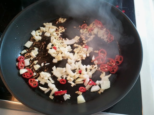 Zwiebeln und Chili Scharf anbraten