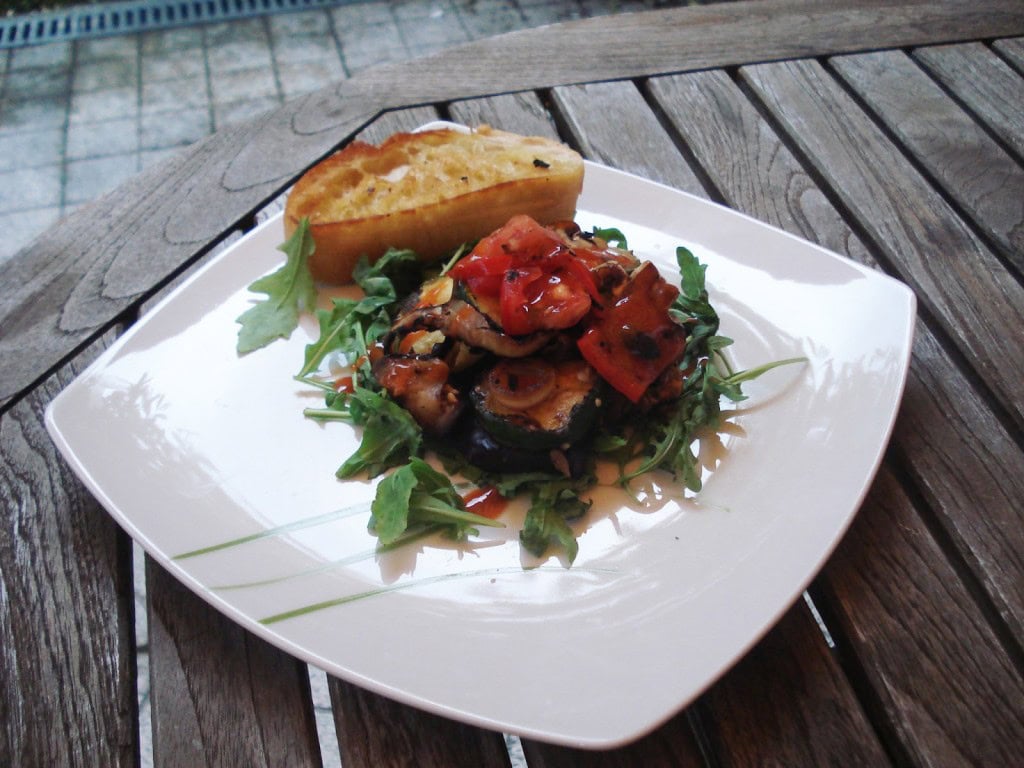 Antipasti mit Rucola Antipasti und Rucola mit Honig-Senf-Dressing verfeinern
