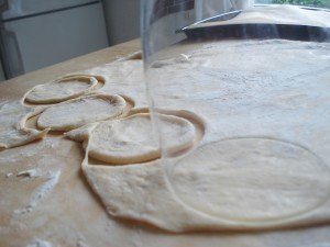 Bild: Piroggen Teig ausstechen