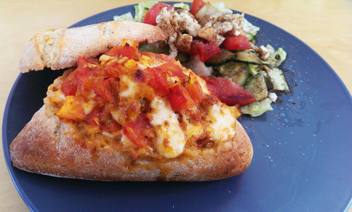 Überbackenes Brötchen mit Mozzarella