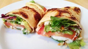 Pfannkuchen und Salat vegetarisch