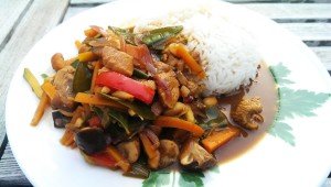 Asiatisches Gemüse auf weißem Teller