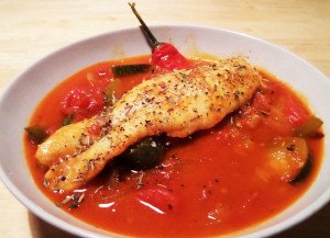 Letscho mit Fischfilet im Teller