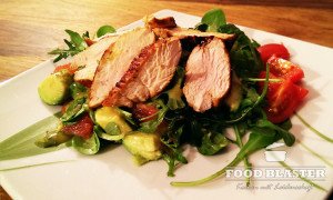 Salat mit Pute und Avocado auf einem Teller