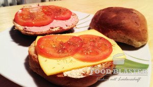 Fertige Milchbrötchen mit Käse, Schinken und Tomaten