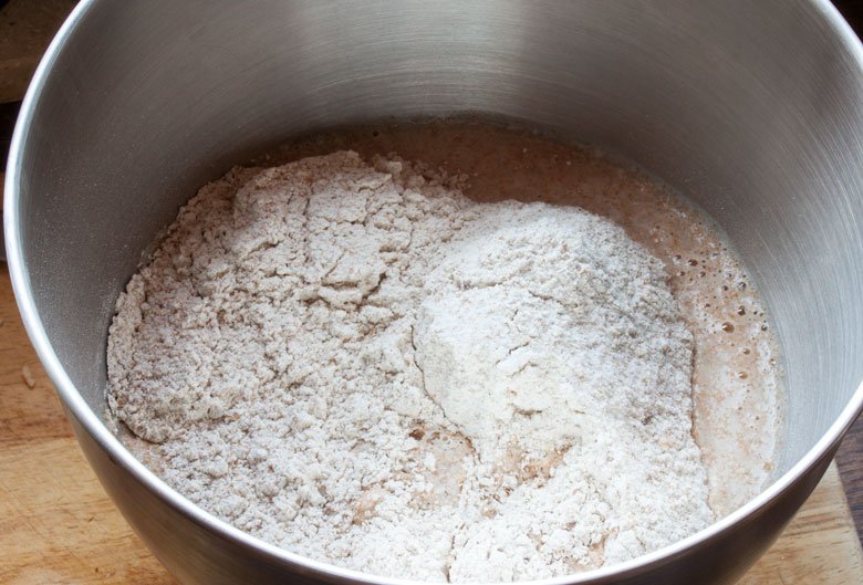 Mehl mischen für Laugenbrötchen