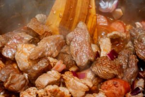 Foto: Fleisch anbraten für Bigos