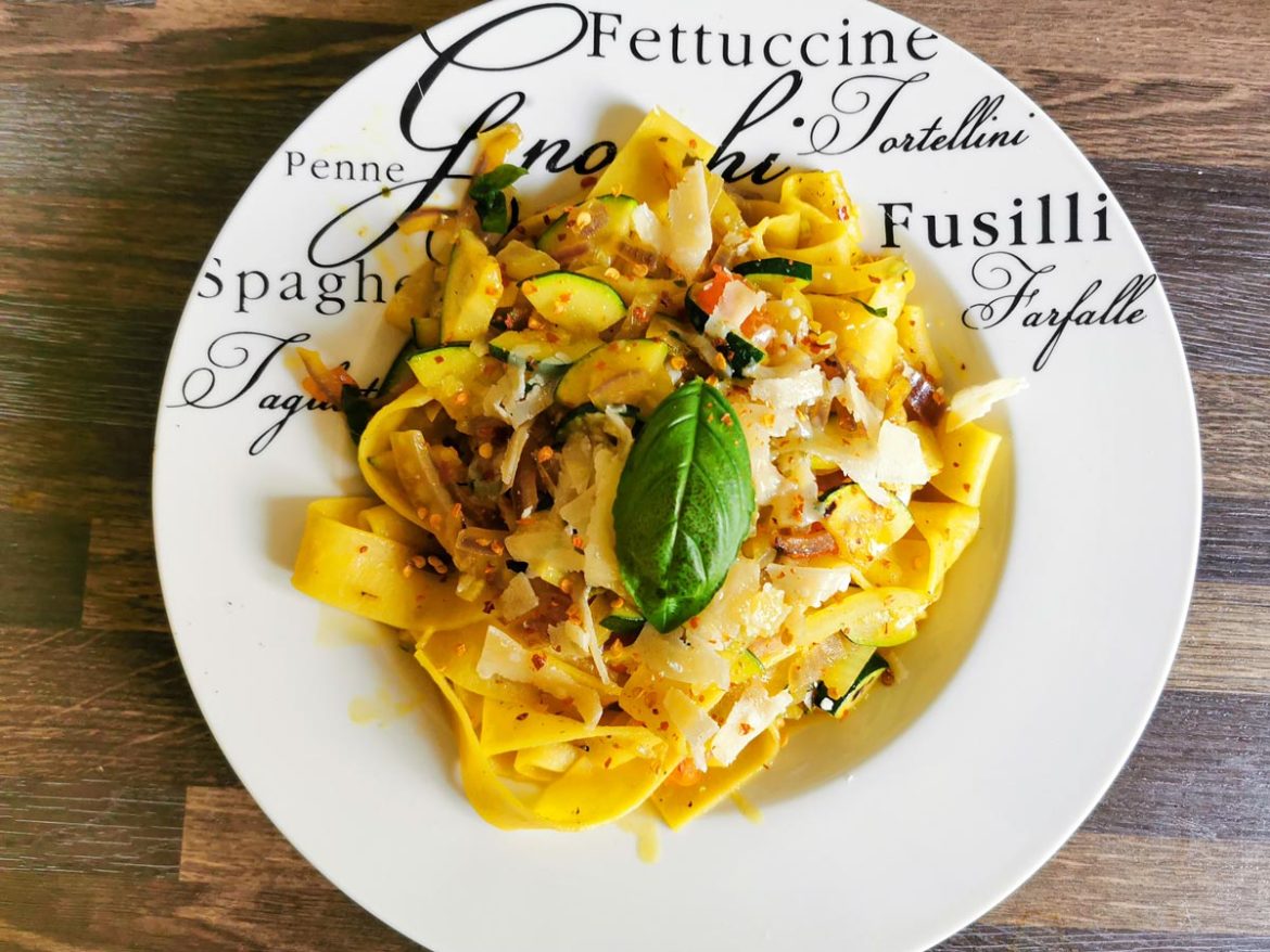 Titelbild: Pappardelle mit Vegie-Sauce