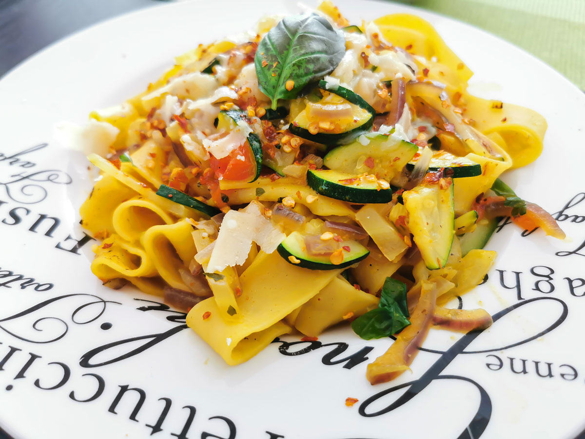 Pappardelle mit Curcuma-Soße und Gemüse Rezept - Food Blaster