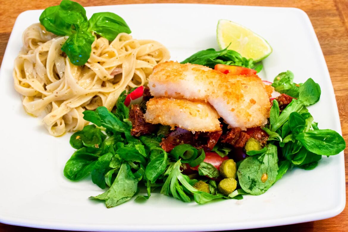 wels-in-panko-tagliatelle Bild: Wels in Panko auf frischem Feldsalat