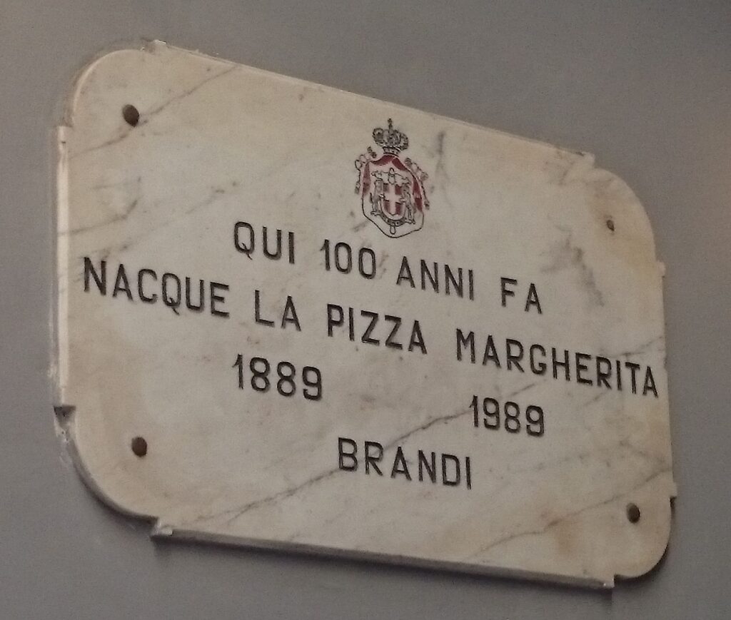 Steintafel zum 100. Jubiläum der Pizza Margerita