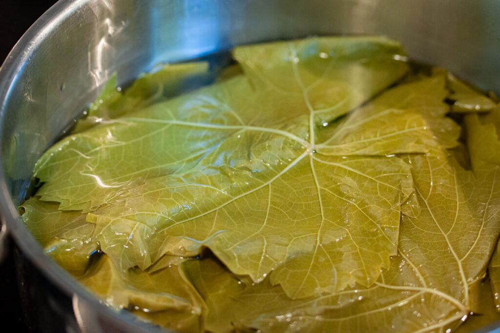 Ein Bild, wie Weinblätter blanchiert werden