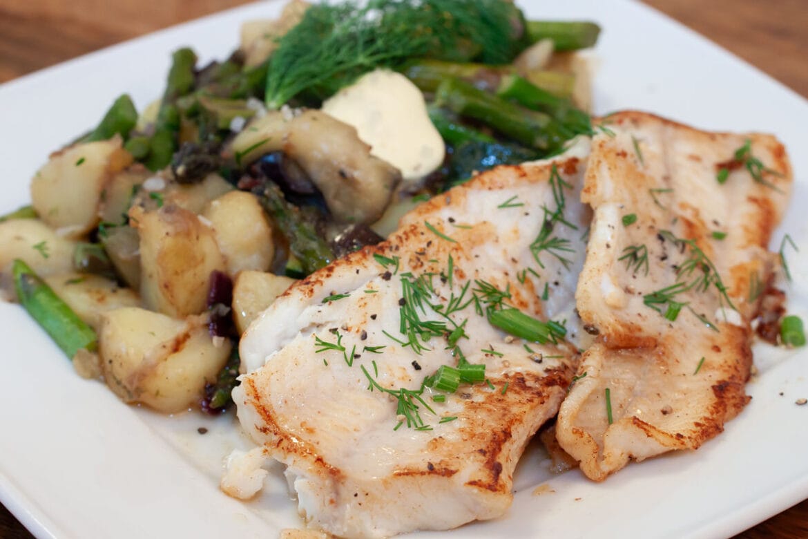 Bild vom fertigen Gericht mit Steinbeißerfilets und Gemüse