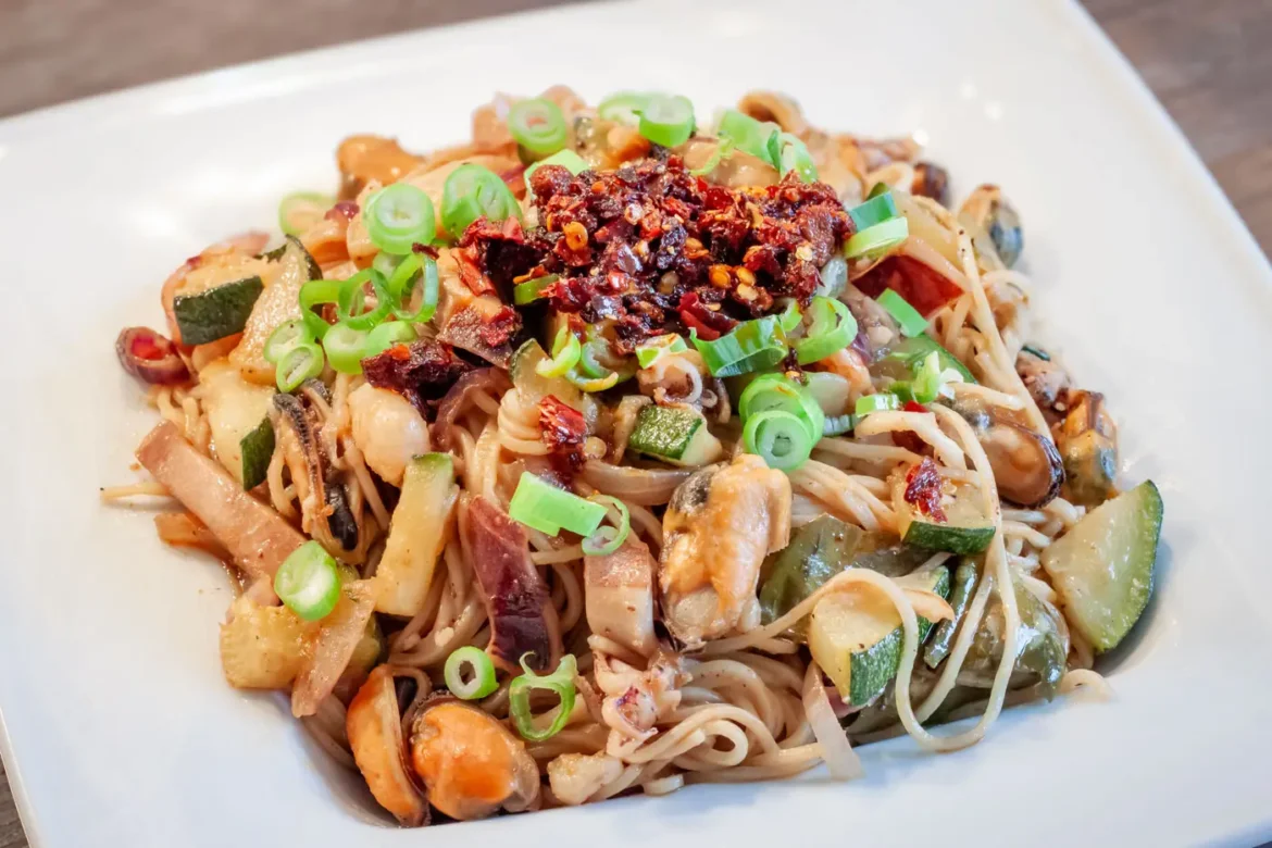 Titelbild: Asiatische Nudeln mit Meeresfrüchten