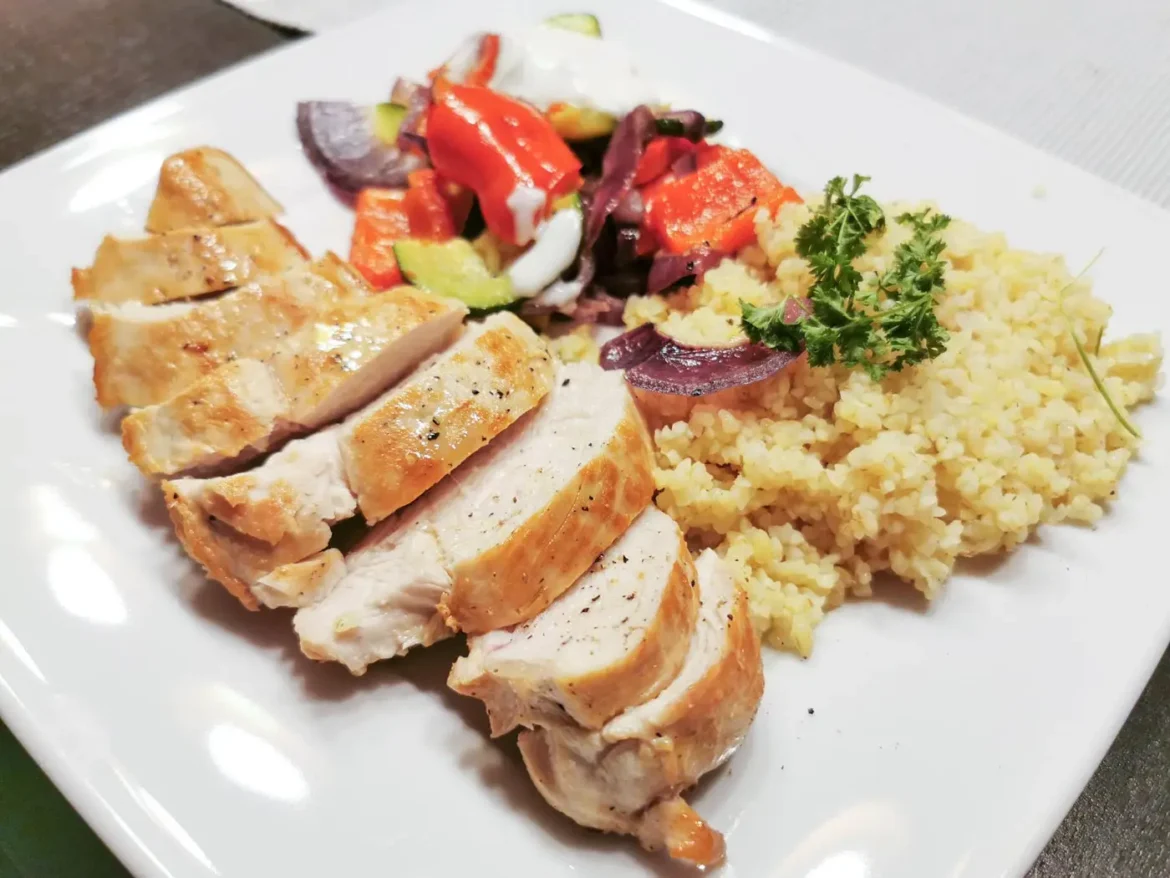 bulgur-haehnchen-gemuese Titelbild: Bulgur mit Gemüse und Hähnchenbrust