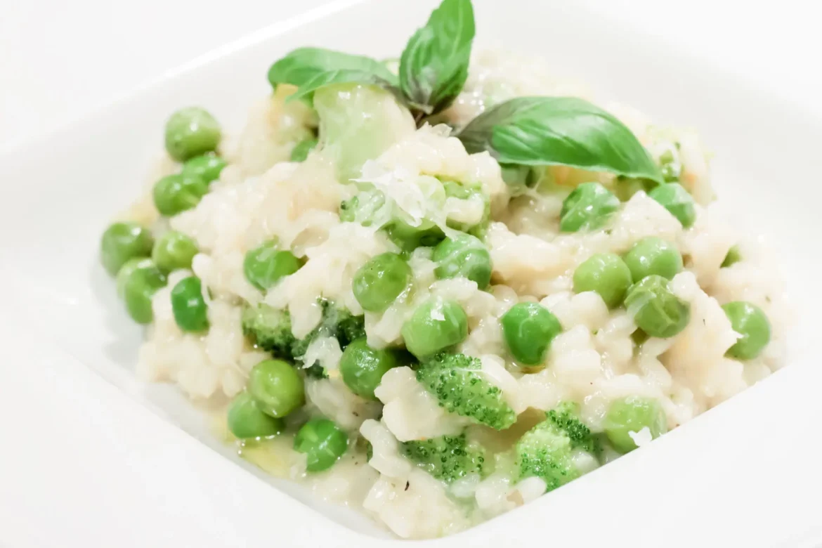 risotto-mit-erbsen Fertiges Risotto mit Erbsen und Broccoli auf einem Teller