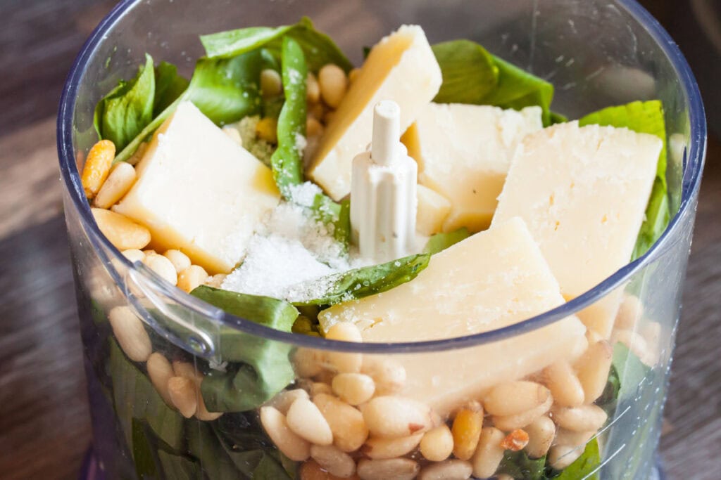 Bärlauchpesto - das einfache Rezept für Frühling und Sommer 12 Alle Zutaten für das Bärlauchhpesto im Mixer
