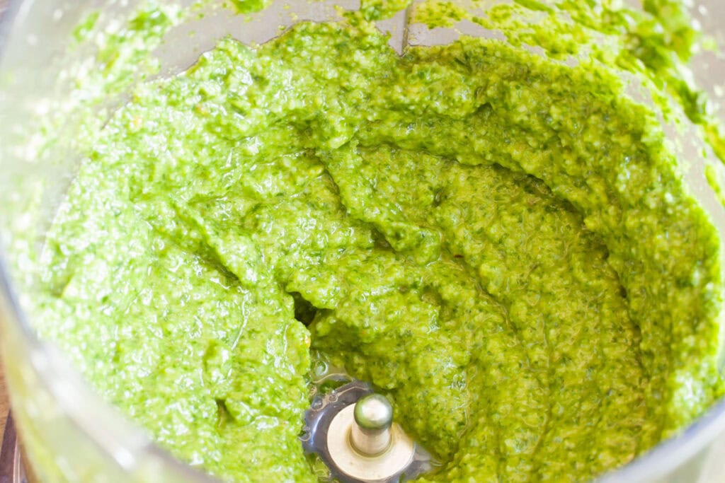 Bärlauchpesto - das einfache Rezept für Frühling und Sommer 13 Ein Mixer gefüllt mit Bärlauch-Pesto