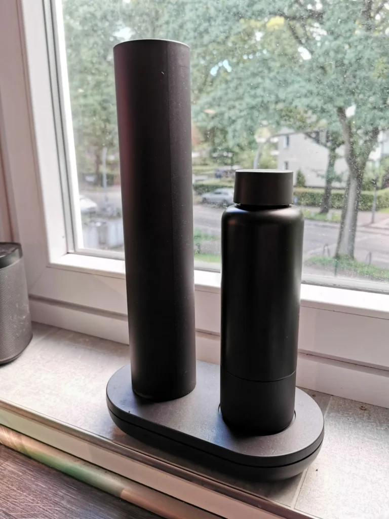 bottleplus System fertig aufgebaut auf einem Fensterbrett