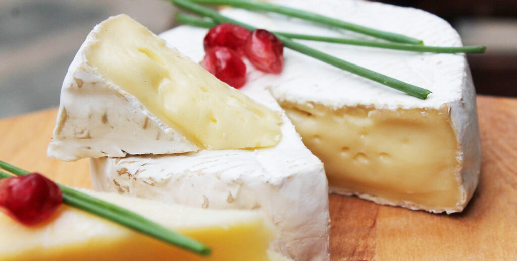 Camembert auf einem Holzbrett