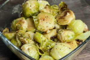 Ofen-Rosenkohl mit Ahorn-Senf-Glasur 15 Marinierter Rosenkohl liegt in einer Glasschale