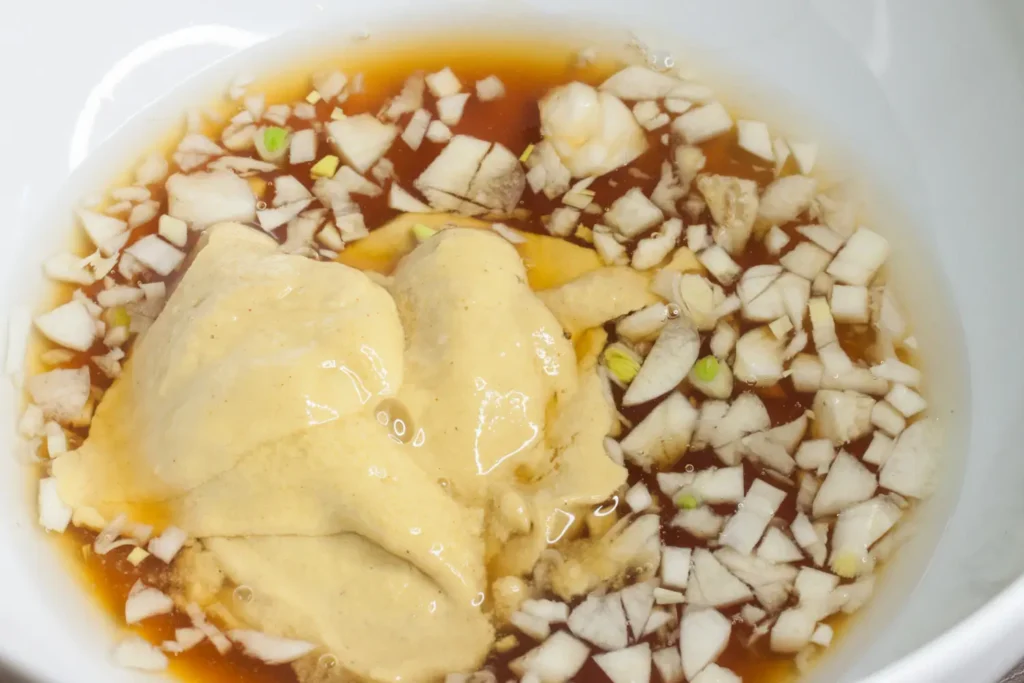 Ofen-Rosenkohl mit Ahorn-Senf-Glasur 14 Alle Zutaten für die Rosenkohl-Marinade in einer Schale