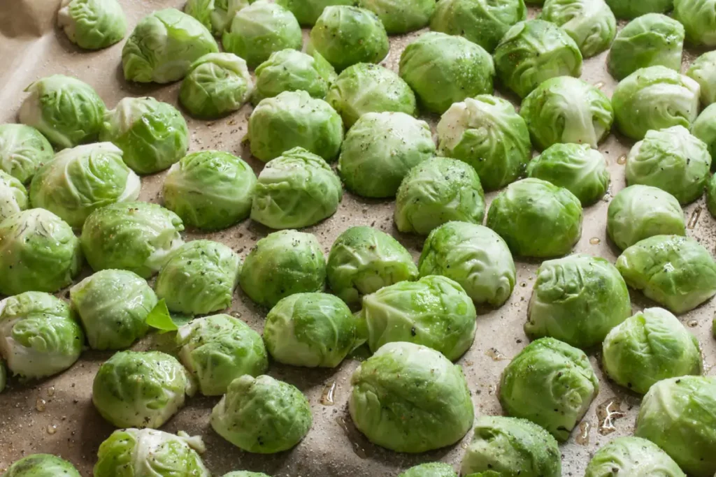 Ofen-Rosenkohl mit Ahorn-Senf-Glasur 12 Rosenkohlhälften liegen auf einem Backblech mit Öl, Salz und Pfeffer gewürzt