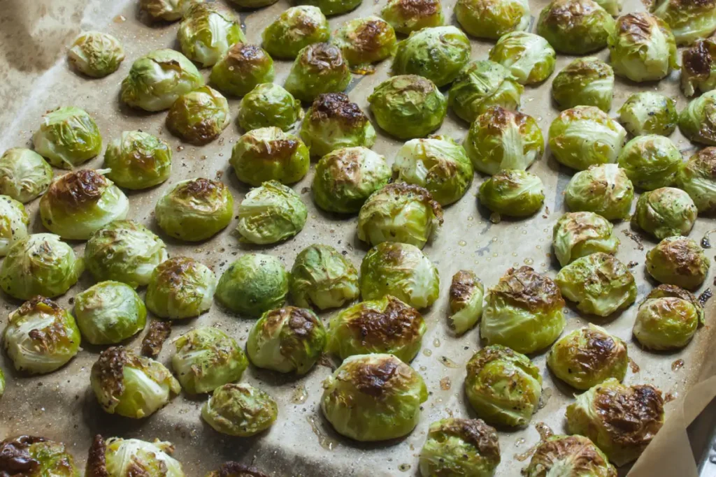 Ofen-Rosenkohl mit Ahorn-Senf-Glasur 13 Knuspriger Rosenkohl auf dem Backblech nach dem Backen